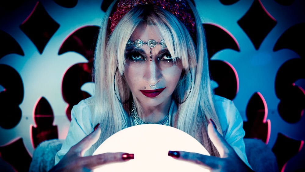 LuzAbril y un videoclip contra el maltrato animal - LuzAbril es una cantante y compositora argentina. En 2005 se lanza como solista con la producción "Ecléctica". En el año 2007 registró "Cazador de sueños" en los estudios "Del Abasto al pasto" y "Mandarina". Al margen de colaborar con distintos refugios, la cantautora ha establecido una estrecha relación con distintas entidades dedicadas con la recuperación de galgos maltratados. También, en cuarentena, presentó el cover "Hijo de la luna" de la reconocida banda española Mecano. Este año la artista se encuentra preparando nuevo material. LuzAbril