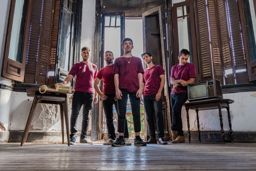 Mandala presenta "Espejo de Hoy" - Luego de lanzar los singles "Caleidoscopio", "Siete años" y "Soldados digitales", Mandala presenta su disco debut "Espejo de hoy". Un álbum con fuertes contenidos políticos y de actualidad en sus letras, acompañados por una fusión de estilos entre los cuales predomina el funk. Mandala. Foto: Sofía Fernández