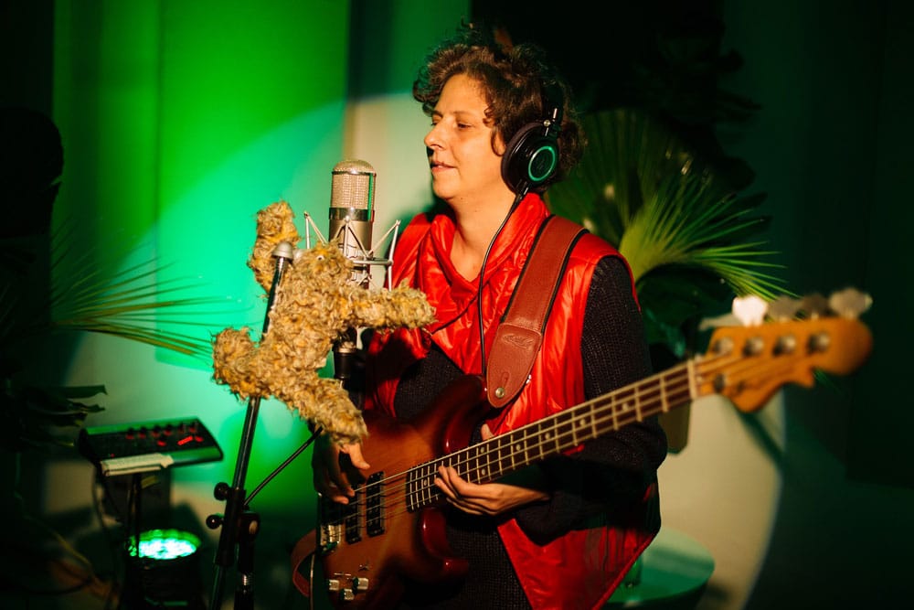 Marcia Deviaje: "La idea era subirse a un mantra" - "El objetivo a nivel musical fue ir saliendo lentamente del formato de canción tradicional donde los cambios de acordes y la estructura suele ser bastante estática. La idea era subirse a un mantra, concepto que venía trabajando en algunos de mis temas anteriores pero el cual no había desarrollado del todo, y al mismo tiempo explorar ritmos más bailables –explica Marcia Deviaje-. A nivel sonido, pegar un salto, buscar un audio más prolijo, más fiel. También habla de que en esa búsqueda quizás puedas experimentar, ver una cima a la cual vas subiendo, lento, pero en un momento determinado ves el pico, y ese instante es mágico". Marcia Deviaje