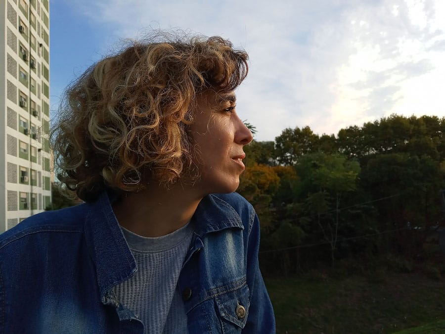 María Ezquiaga: "La posibilidad de aventurarme a otra etapa" - "La letra da cuenta del fin de una etapa y el principio de otra; que es, de algún modo, lo que me sucede con este comienzo como solista y lo que dejo atrás con mi grupo Rosal –señala María Ezquiaga sobre la elección del primer corte de difusión-. Es un modo de mostrar lo que significa este disco para mí: la posibilidad de aventurarme una vez más a otra etapa, en la cual quisiera concentrarme más en el recorrido y no tanto en el resultado". María Ezquiaga. Foto: Guadalupe Gaona