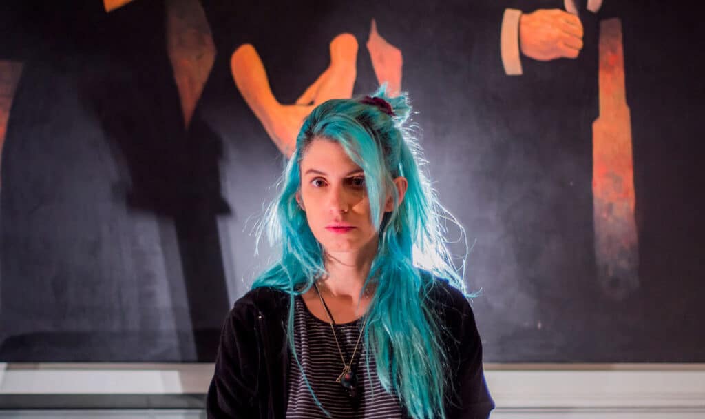 Marina Fages - Nacida en 1983, Marina Fages es artista visual, compositora, multiinstrumentista y cantante. Hace música influida por el punk rock, el indie y los arreglos experimentales. Crecer en Tierra del Fuego fue el combustible elemental para pintar paisajes de bosques y rocas, así como los aullidos de guitarras, voces y flautas que en sus composiciones asemejan al viento incesante de la Patagonia. En diez años de carrera musical grabó tres discos e hizo giras en Latinoamérica, Europa y Japón. Fue telonera de Metallica, participó en las sesiones de la radio estadounidense KEXP y del Primavera Sound en Buenos Aires y realizó una gira tocando en numerosas ciudades de Argentina. Marina Fages. Foto: Cari Aimé