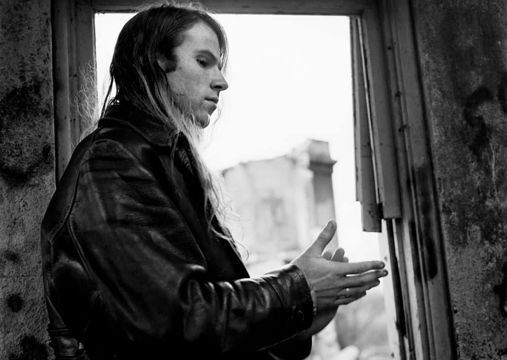 Mark Lanegan: "La felicidad está sobrevalorada" - "Capaz al tipo que me compró la casa le pasó algo, no sé. Pero a mí los espíritus nunca me molestaron", dice Mark Lanegan como si hablara de la lista del almacén. "Tuve ese lugar en California casi diez años, y te aseguro que no estábamos solos. Varios conocedores y sacerdotes contaron que había presencias malévolas, y también las vimos. Aparecían en las cámaras de seguridad, en fotos y cosas así. Igual nunca me sentí mal recibido ni asustado: esos entes suelen dejarme tranquilo". Mark Lanegan