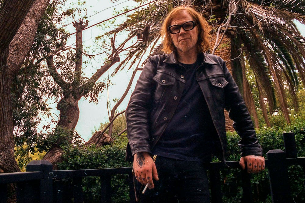 Mark Lanegan: "La felicidad está sobrevalorada" - "Capaz al tipo que me compró la casa le pasó algo, no sé. Pero a mí los espíritus nunca me molestaron", dice Mark Lanegan como si hablara de la lista del almacén. "Tuve ese lugar en California casi diez años, y te aseguro que no estábamos solos. Varios conocedores y sacerdotes contaron que había presencias malévolas, y también las vimos. Aparecían en las cámaras de seguridad, en fotos y cosas así. Igual nunca me sentí mal recibido ni asustado: esos entes suelen dejarme tranquilo". Mark Lanegan