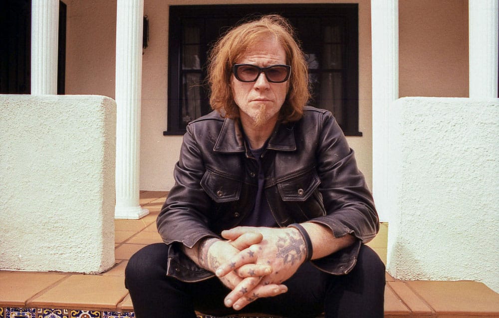 Mark Lanegan: "La felicidad está sobrevalorada" - "Capaz al tipo que me compró la casa le pasó algo, no sé. Pero a mí los espíritus nunca me molestaron", dice Mark Lanegan como si hablara de la lista del almacén. "Tuve ese lugar en California casi diez años, y te aseguro que no estábamos solos. Varios conocedores y sacerdotes contaron que había presencias malévolas, y también las vimos. Aparecían en las cámaras de seguridad, en fotos y cosas así. Igual nunca me sentí mal recibido ni asustado: esos entes suelen dejarme tranquilo". Mark Lanegan
