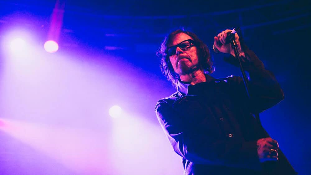Mark Lanegan: "La felicidad está sobrevalorada" - "Capaz al tipo que me compró la casa le pasó algo, no sé. Pero a mí los espíritus nunca me molestaron", dice Mark Lanegan como si hablara de la lista del almacén. "Tuve ese lugar en California casi diez años, y te aseguro que no estábamos solos. Varios conocedores y sacerdotes contaron que había presencias malévolas, y también las vimos. Aparecían en las cámaras de seguridad, en fotos y cosas así. Igual nunca me sentí mal recibido ni asustado: esos entes suelen dejarme tranquilo". Mark Lanegan