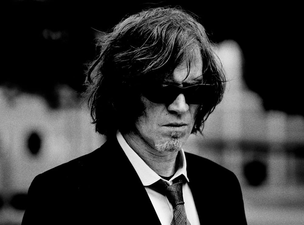 Mark Lanegan: "La felicidad está sobrevalorada" - "Capaz al tipo que me compró la casa le pasó algo, no sé. Pero a mí los espíritus nunca me molestaron", dice Mark Lanegan como si hablara de la lista del almacén. "Tuve ese lugar en California casi diez años, y te aseguro que no estábamos solos. Varios conocedores y sacerdotes contaron que había presencias malévolas, y también las vimos. Aparecían en las cámaras de seguridad, en fotos y cosas así. Igual nunca me sentí mal recibido ni asustado: esos entes suelen dejarme tranquilo". Mark Lanegan