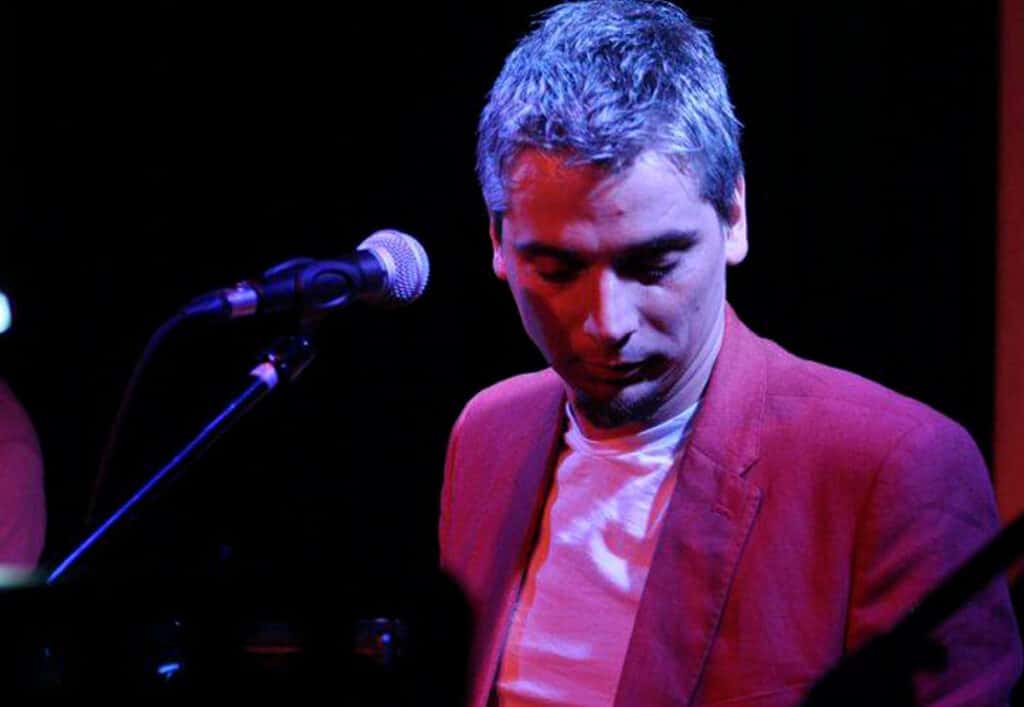 Martín Tomaselli: "No soy muy respetuoso de las estructuras" - Martín Tomaselli es un compositor y cantante nacido en Buenos Aires, que inició su carrera en el año 1999, escribiendo letras e interpretando melodías con el fin de transformarlas en canciones. En primera instancia, aportó con su voz en proyectos como Inmaduros del Carajo, Soles del Pantano y Misión Vietnam, que le permitieron recorrer las salas de concierto más importantes de la provincia. Paralelamente, ideó y protagonizó diferentes espectáculos teatrales, fusionando teatro y clown con el rock; hasta que en 2016 decidió apostar a su faceta solista editando "Bie, Bie, Good Bye... Arrivederci". Martín Tomaselli