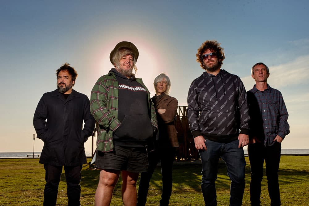 Massacre: "Hace tiempo que venimos pidiéndonos simpleza" - Para el videoclip que acompaña a la canción, los Massacre nos sumergen en una atmósfera onírica, surrealista y sugestivamente psicodélica. Massacre
