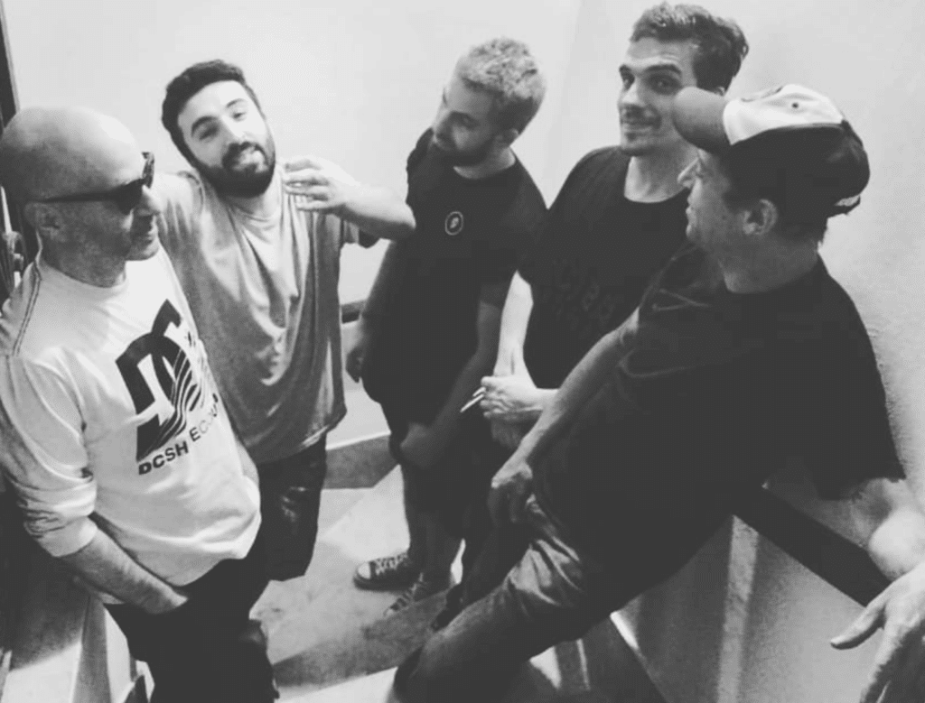 Matarreyes: escape a la burocracia del rock - Sobre el filo del pandémico 2020, vio la luz "Negro siglo XXI", el primer disco de Matarreyes, la nueva banda de Carlos "Gaviota" Sassone, voz y bajo de Mal Pasar, y Edu Graziadei, bajo de Cadena Pepetua. "Es despuntar el vicio. Yo personalmente tengo un método de laburo en forma constante, y es medio estresante; y lo que implica estar tantos años en un grupo", dice Gaviota sobre el por qué del proyecto. Y Edu agrega: "Como todo, se burocratiza, es inevitable". Matarreyes