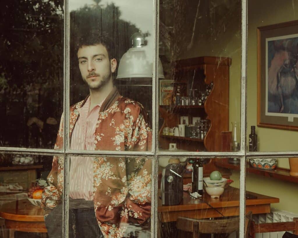 Mateo Cuccovillo: "Enfoqué la búsqueda en las sensaciones" - "En esta primera canción, así como en todo el disco, enfoqué la búsqueda en las sensaciones –explica Mateo Cuccovillo-. Lo sensorial de los sonidos y lo emocional que es el eje de mis composiciones. También suelen surgir imágenes al componer y escribir los poemas, las cuales trato de evocar con las canciones que el que se toma un momento en escuchar pueda viajar a esa sensación". Mateo Cuccovillo