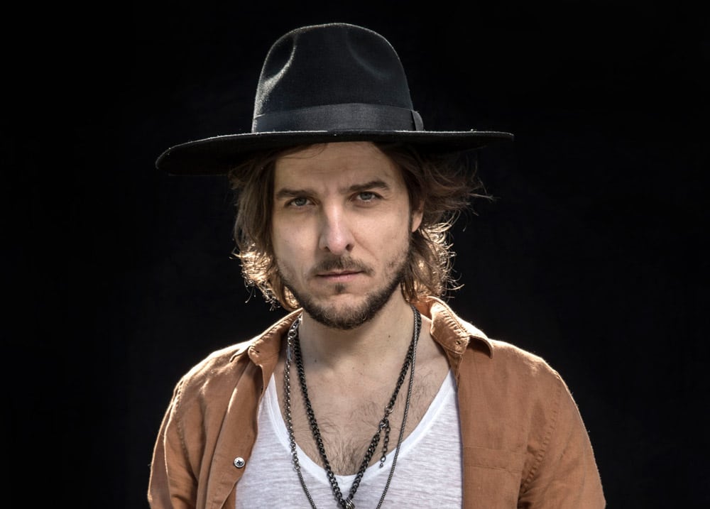 Maxi Pachecoy: "Este disco es muy importante en mi carrera" - Maxi Pachecoy es un músico, compositor e intérprete argentino, nacido en Resistencia, Chaco. La música lo acompañó desde que era un niño, pero al no tener el apoyo de parte de su familia, estudió y se recibió de abogado, profesión que nunca ejerció. En 2006 emprendió un viaje a Europa que le cambió la vida. A su regreso, dejó su provincia natal y se instaló en Buenos Aires para dedicarse de lleno a su pasión: la música. Maxi Pachecoy