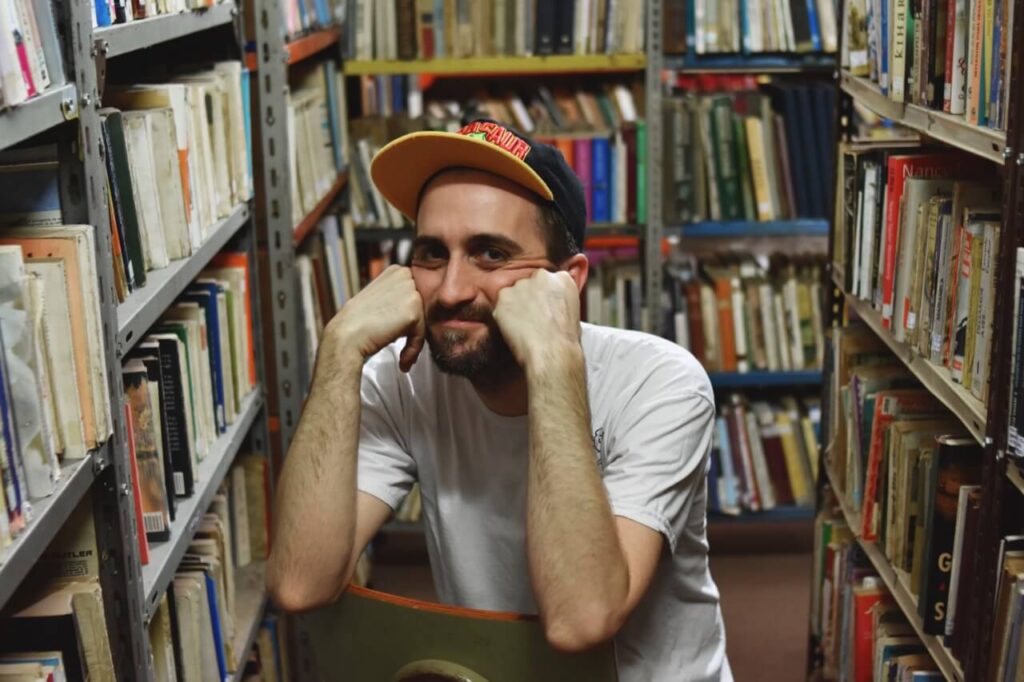 Mermelada de Morcilla trae un himno para los abandonados por mensaje - Mermelada de Morcilla acaba de publicar su nuevo sencillo, titulado "No me dejes x whatsapp". Presentada como una imagen habitual de esta época, la canción nos cuenta cómo los vínculos amorosos pueden ser tan efímeros como los mensajitos de texto. ¿A quien no lo han dejado por una red social alguna vez?. Mermelada de Morcilla