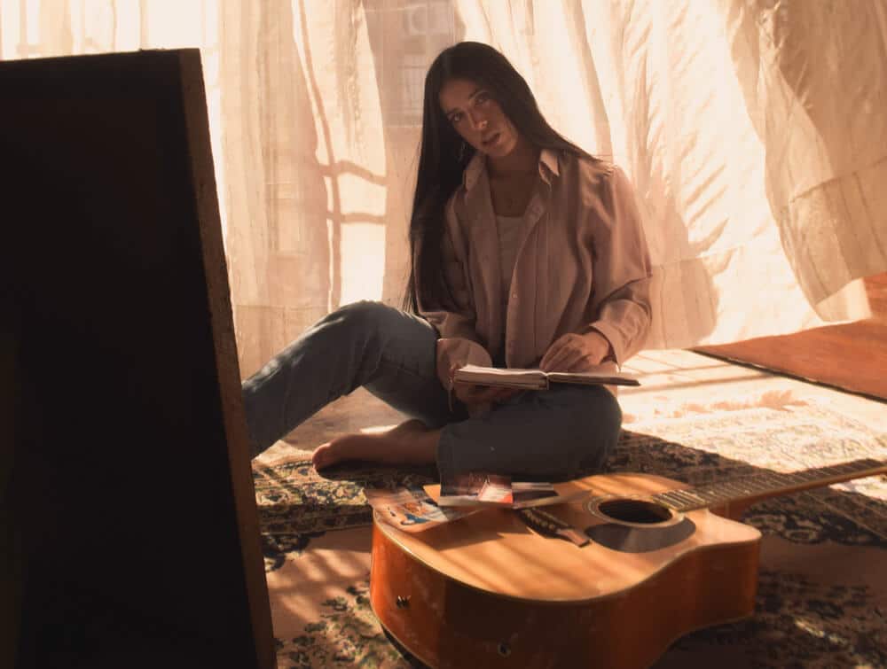 Mila Barcala: "Hacer música me salva en todo tipo de situaciones" - La cantautora estrena la balada country pop "For Me and You". La canción combina ambos estilos. En plena pandemia la artista compuso las canciones "Cause everything is magic & I won´t fall short", "Black eyes", "I could try", "You´ll never be alone" y "Run away" que lanzó en 2020. Para este 2021 se esperan muchos más singles. Mila Barcala
