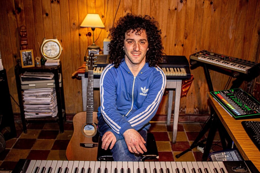 Nicolás Muchiut: "En la soledad se dan cosas increíbles" - "El concepto general del disco estuvo claramente influenciado por la situación de encierro que se dio al comienzo de la pandemia donde no salíamos de casa –explica Nicolás Muchiut-. Las horas se empezaron a tornar más densas en ciertos momentos del día, las manchas en las paredes que antes pasaban desapercibidas ya eran parte del paisaje visual, las goteras del techo batían claves percusivas cuando llegaban al balde en días de lluvia. Esas y más situaciones que hacen a la cotidianidad, ahora influenciada por la coyuntura, se respiran en el disco. O por lo menos es donde intente poner el foco". Nicolás Muchiut
