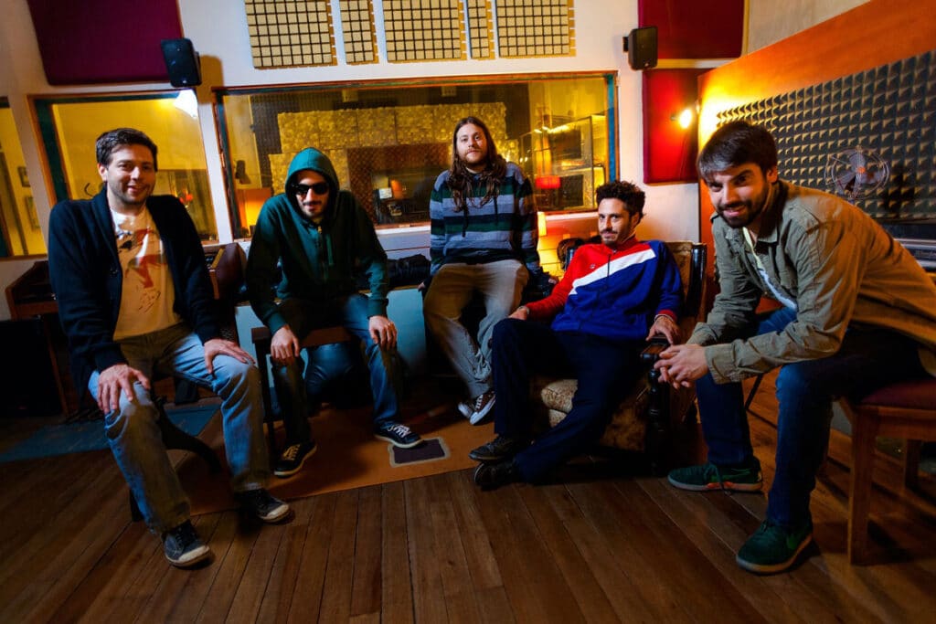 Ninjas Púrpura: "Transformar los límites en posibilidades" - "El contexto en el que fue grabado, la pandemia y la cuarentena, modificó el sentido original del disco –señala Juan Filipelli, voz y guitarra de Ninjas Púrpura-. Para mí se transformó en un medio para seguir en contacto con mis amigos músicos y en una manera de darle sentido a estos tiempos raros que estamos viviendo". Ninjas Púrpura