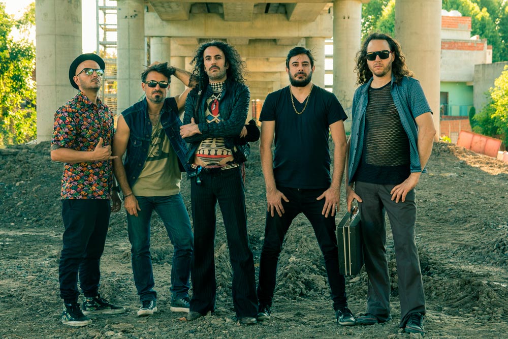 No Salgas Con Robots presenta su EP "Mujer Gurú" - No Salgas Con Robots es un quintento oriundo de Chacabuco que en 2009 aterrizó en la zona Oeste de Buenos Aires para llevar su rock psicotrópico a todos lados. NSCR entrega una diversidad de músicas signadas por el rock, que recorren géneros como territorios, y que son filtradas por una psicodelia lisérgica y un rock salvaje; dos marcas características en las canciones droiders. No Salgas Con Robots