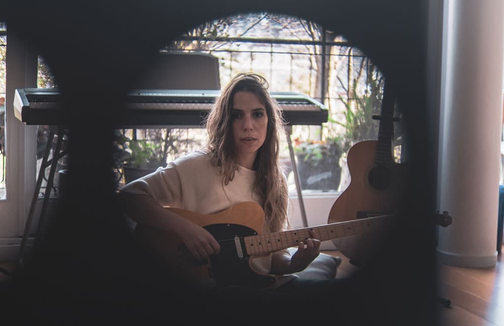 Oli Morera presenta su nuevo single "Mentira" - Oli Morera no conoce de imposiciones y sus temas van desde el rock y el folk, hasta el electropop. En "Mentira" canta con seguridad y rabia parada desde una base rítmica de percusión electrónica. El conjunto de estrofas sombrías interpela directamente a la honestidad humana, apuntando al desencanto del amor. El resultado, es una canción descarnada y movilizante. Oli Morera