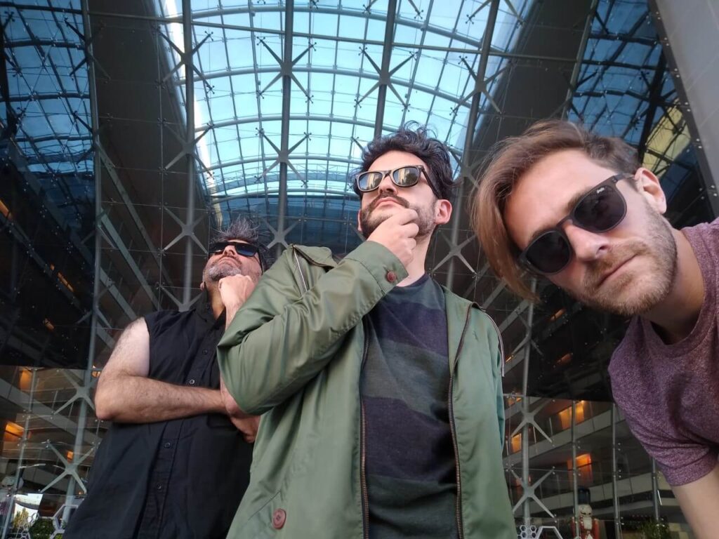 Ovnis: "Siempre nuestro lado dark espacial se filtra por alguna parte" - Diego: Lo que pasa es que en Ovnis los tres integrantes hacemos aportes musicales y escuchamos mucha música todo el tiempo. Por eso tenemos un repertorio tan diverso. De hecho, este va a ser nuestro primer disco como tal y va a mostrar esa diversidad al máximo: hay un tema que es hard rock, otro synth pop, otro más cercano al funk rock y la lista sigue. Igualmente, más allá de esa versatilidad que nombrás y que claramente existe, con este disco logramos un sello propio de la banda dentro de ese abanico de estilos. Me parece que tiene que ver con cierta oscuridad que subyace a todos nuestros temas y cierta extrañeza y experimentación que no queremos perder. ¡Aunque hagamos un tema pop guitarrero con acordes mayores, siempre nuestro lado dark espacial se filtra por alguna parte! Ovnis. Foto: María Eugenia Castellanelli