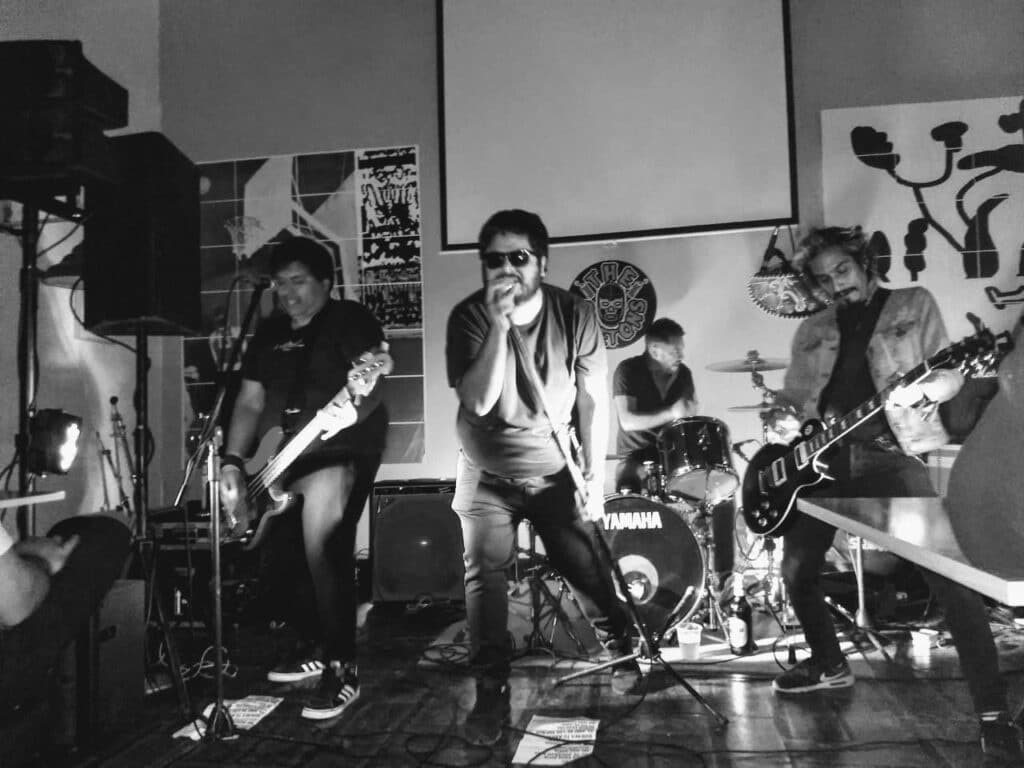 Pertusis y un EP con sonido bien punk-ramone - Ariel Gamarra, bajista de Pertusis, nos hace un resumen de la extensa carrera de la banda (¡que ya lleva 27 años!). Recuerda algunos de sus shows en Cemento, CBGB o Die Schule, hasta la disolución en 2008. Pertusis