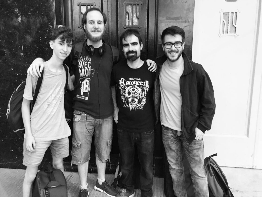 Policromía: progresivos, stoners y nominados al Gardel - El trío editó a fines de 2019 un álbum que profundiza su línea más pesada y progresiva, con toques stoner y psicodélicos. En este episodio, Lucas Martín y Juan Martín Galeano, dos de sus integrantes, nos describen de qué se trata el disco, que fue nominado en los Premios Gardel en la categoría Mejor álbum de rock pesado/punk. Policromía