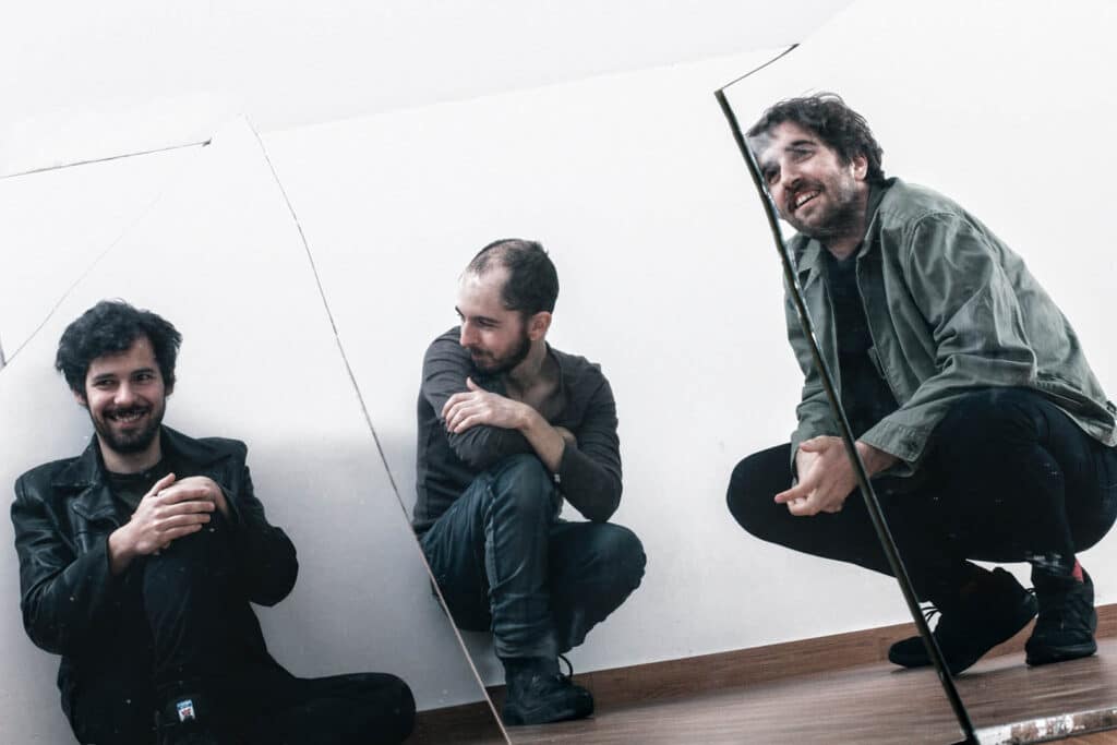 Proyecto Vogel presenta su nuevo single: "Decís que te vas" - Proyecto Vogel es un power trío oriundo de Buenos Aires, integrado por Iván Paola (voz, bajo y coros), Julián Rur (voz, guitarra y coros) y Jeremías Perteagudo (batería, percusión y programaciones). Propone salirse de los limites habituales del rock con un análisis introspectivo en sus letras, que abarcan más allá de lo estrictamente musical, manteniendo a la canción como estandarte. Proyecto Vogel