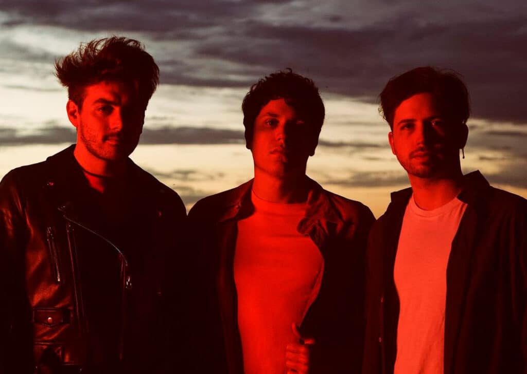 Pyura: "Un streaming no puede igualar lo que queremos demostrar en vivo" - Pyura es un trío de productores de música electrónica de Buenos Aires, formado en 2016 por Santiago Mealla (sintetizador & bajo), Juan Cruz Marino (secuencias & Octapad) y Tomás Seivane (voz, guitarra & FX). En junio de 2019 lanzaron su primer disco llamado "Pyura" el cual fue nominado a Mejor Álbum de Música Electrónica en los Premios Gardel 2020. Este 2021, la banda se convirtió en una de las primeras en poner a la venta algunas de sus obras vía NFT (Non Fungible Tokens). Se trata de la subasta de una serie de extractos de videoclips que formaron parte de su primer álbum. También, incluye extractos de dos singles titulados "Palabras al viento" y "Hoy tus besos". Juan Cruz Marino nos contó todos los detalles de este nuevo álbum, el criptoarte y todas las novedades de la banda. Pyura. Foto: @delfinacarmona