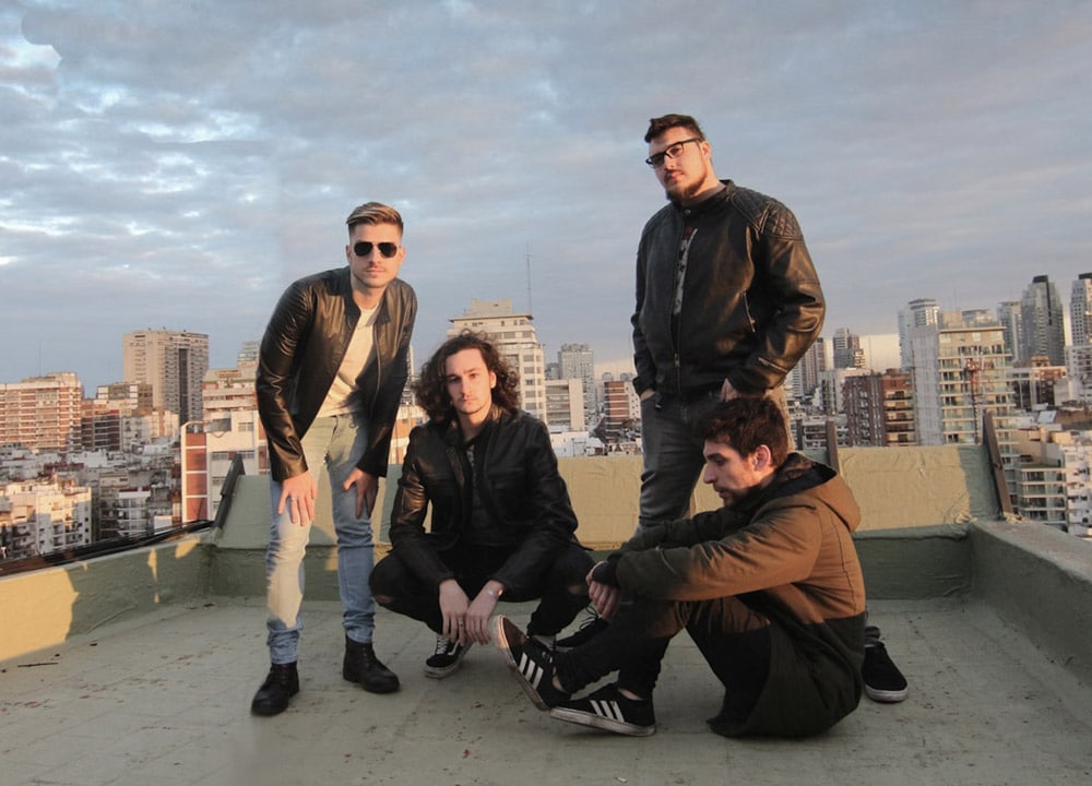Quirón: "Los temas hablan de la adolescencia" - Quirón nace a través de las composiciones de Andrés Orta que, en menos de un año, empiezan a tomar una dirección más compleja y se complementa con la incorporación de Fabrizio Rodríguez en guitarra principal, Nahuel Tellerín en bajo, y Juan Ignacio Roux en batería. Quirón
