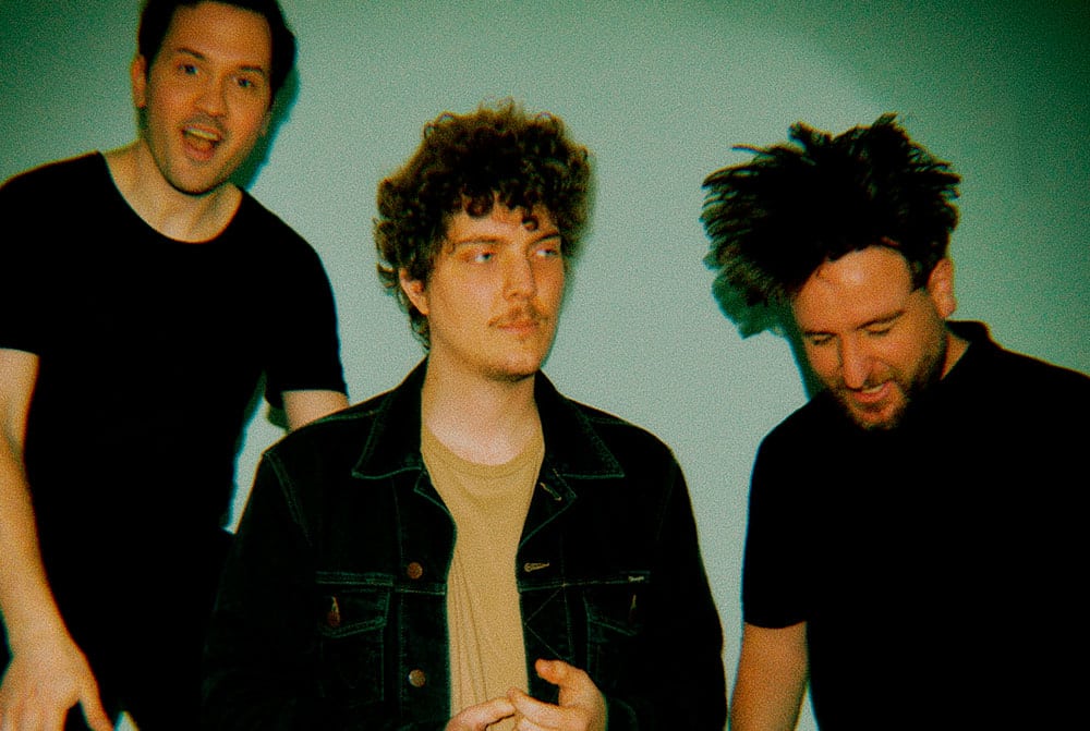 Rayos Láser: "Hay una posibilidad de tocar a principios del año que viene" - El trío cordobés Rayos Láser lanzó su cuarto disco "El reflejo" y presentaron su nuevo videoclip, "Un recuerdo de vos y de mi", con la actuación de Celeste Cid. El álbum ya se encuentra disponible en todas las plataformas digitales. Tomás Ferrero, voz de la banda, nos compartió las sensaciones de este nuevo material discográfico y cómo se preparan para la vuelta a los escenarios. Rayos Láser
