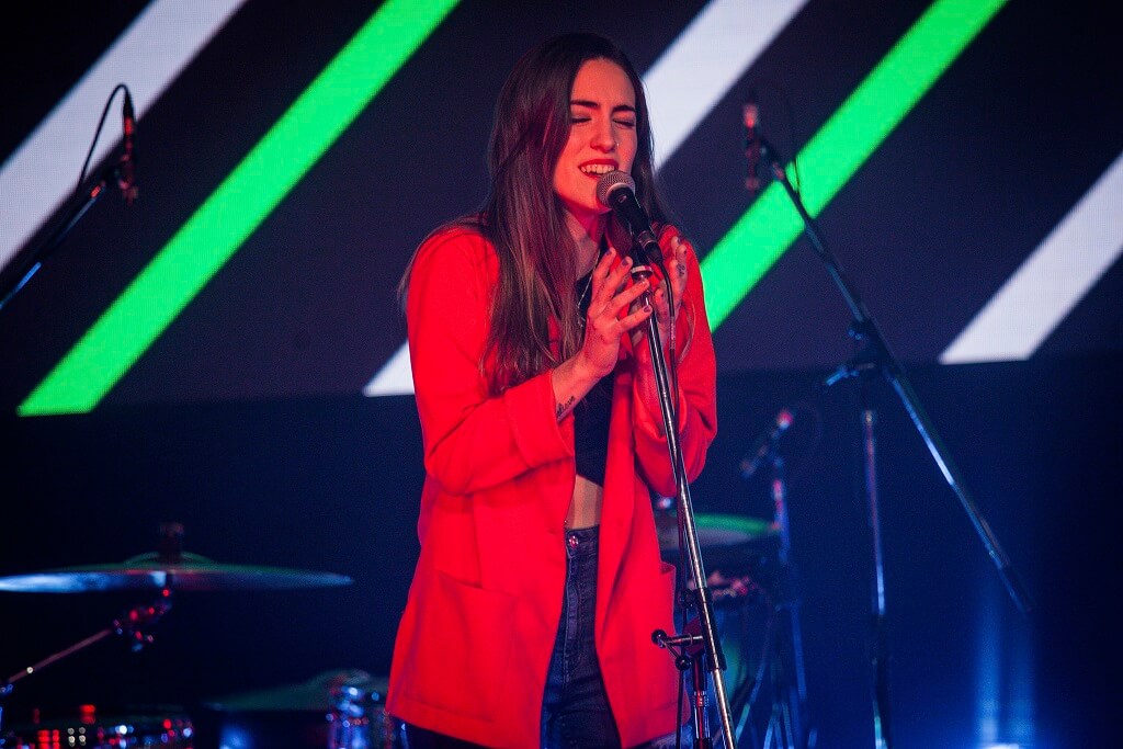 Rocío Cravero: "Escribir me resulta muy terapéutico" - Tras el lanzamiento de su primer EP "Los pájaros de mi cabeza" (2019), la cantautora y actriz argentina editó este año dos nuevas canciones "Necesito verte" y "Lo mejor de vos". Rocío Cravero