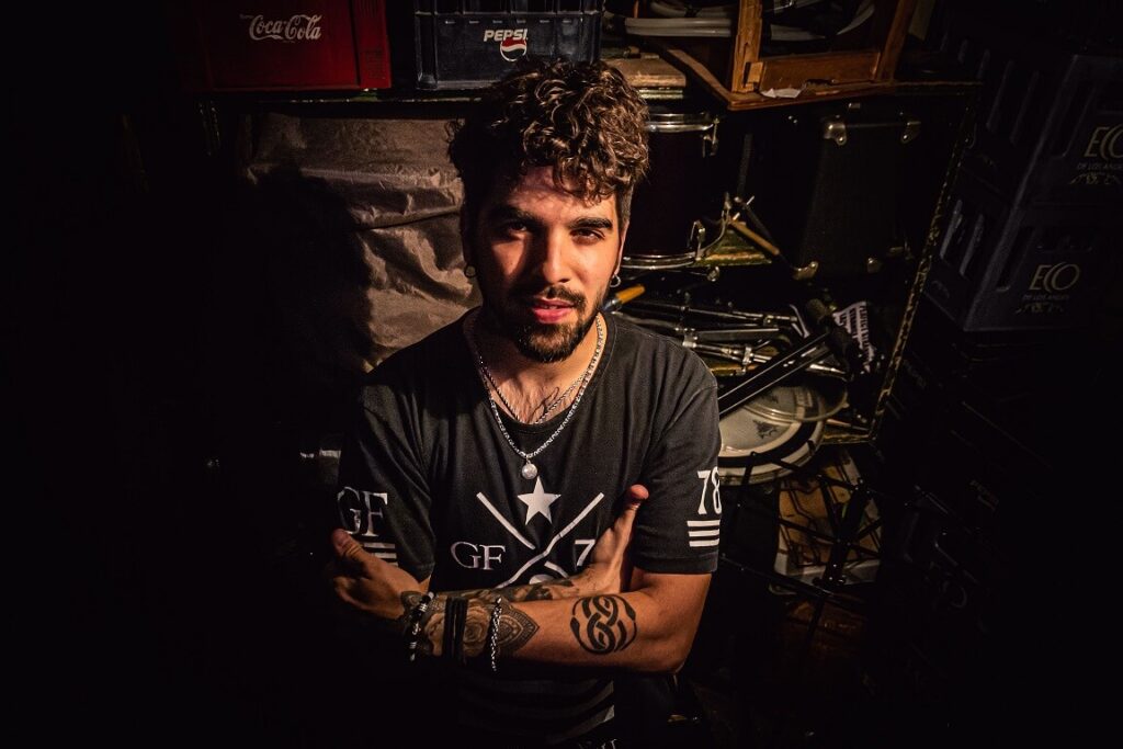 Santiago Vaina: "La intención del álbum es mantenernos despiertos" - "Es un álbum que muestra que aún existen canciones con mucho texto y no frases al viento –asegura Santiago Vaina-. Cada quien que escuche el disco puede jugar con cada letra, imaginar más de la cuenta y tomarla como propia. Sentir cada guitarra o instrumentos con la sensación de tener al músico al lado y que despierte en uno sensaciones, historias, ya sean cosas que haya vivido, o estén por pasar. La intención del álbum es mantenernos despiertos, aunque a veces estemos con los ojos cerrados". Santiago Vaina