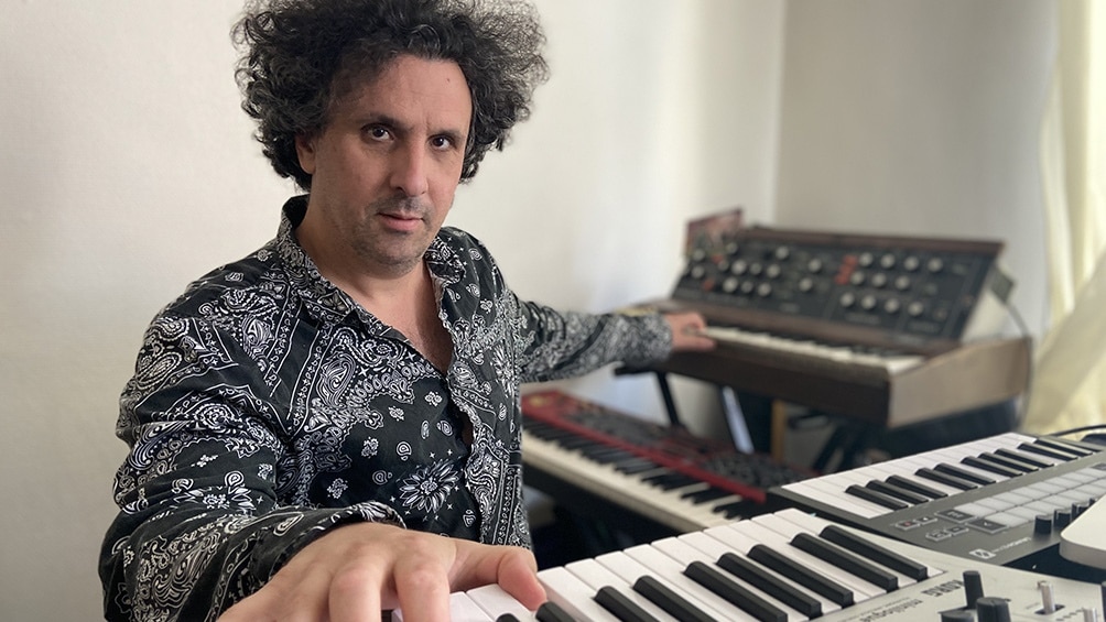 Sebastián Volco: "estamos en un manicomio que vuela por la galaxia" - El músico y compositor argentino radicado en Francia Sebastián Volco, reconocido como mentor de la rockera Orquesta Metafísica y del dúo de tango con el bandoneonista Pablo Gignoli, acaba de lanzar su primer disco de solo piano “Living Inside” que, advierte, anticipó el mundo en pandemia y que observa como “un manicomio que vuela por la galaxia”. Sebastián Volco