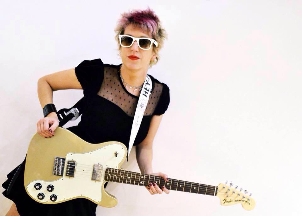 EPQQ: Sonia Chammah - Qué difícil verbalizar la conexión que se siente con la música desde que los sentidos son interpelados por primera vez con ese acorde que seguramente jamás se olvide o con ese grunge súper potente que te descoloca de tu tiempo y de tu espacio en un viaje a años luz imposible de detener. A los 14 años comenzó a experimentar con la guitarra y a los 19 formó su primera banda por pura diversión, como un pasatiempo más. Sonia Chammah