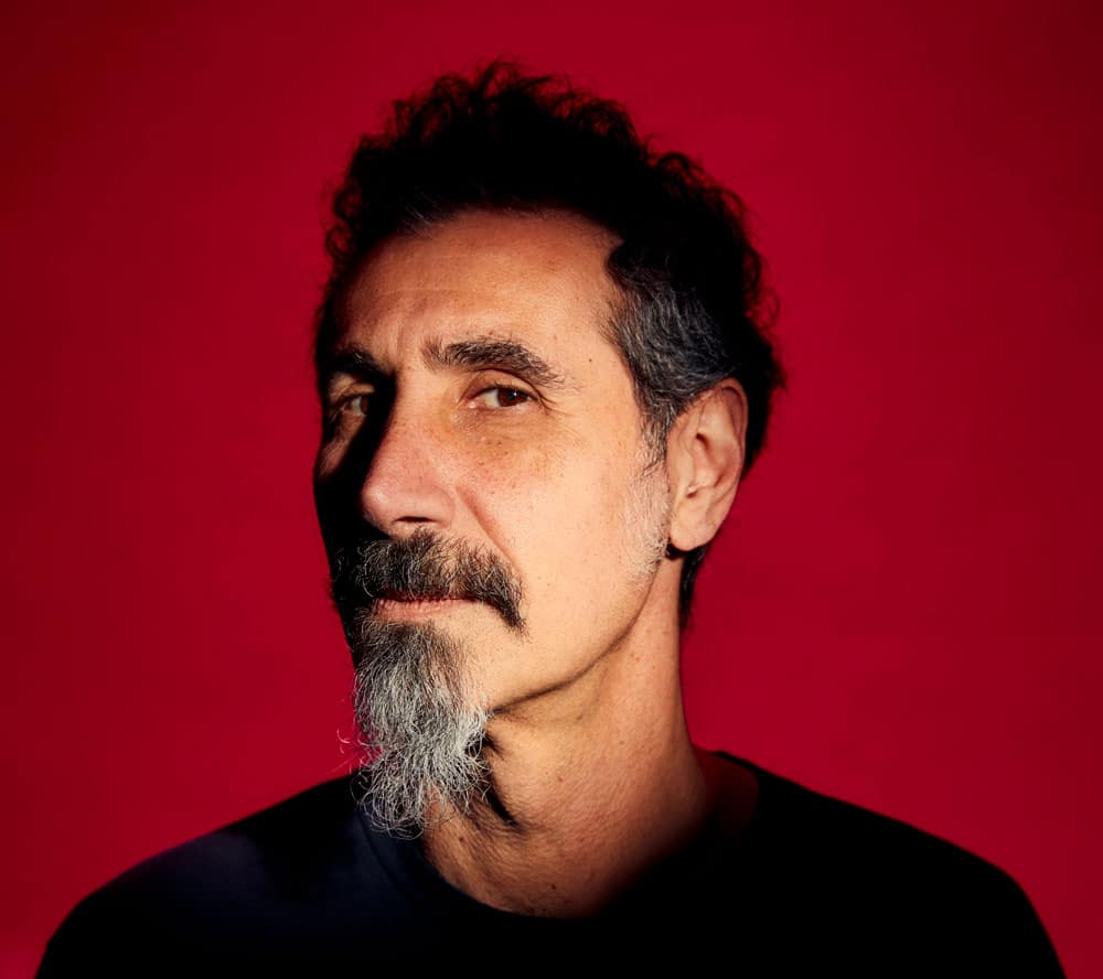 Serj Tankian, de System Of A Down: "En vez del PBI, deberíamos medir la felicidad" - Volvamos en el tiempo. A Serj Tankian le habían llegado amenazas de muerte y el dato de que agentes turcos lo seguían por su activismo. Hoy, el armenio-estadounidense se ríe vía Zoom: "Fue muy estresante. Corrí un montón por el escenario, por si me disparaban. No me quedé quieto en ningún momento". Serj Tankian