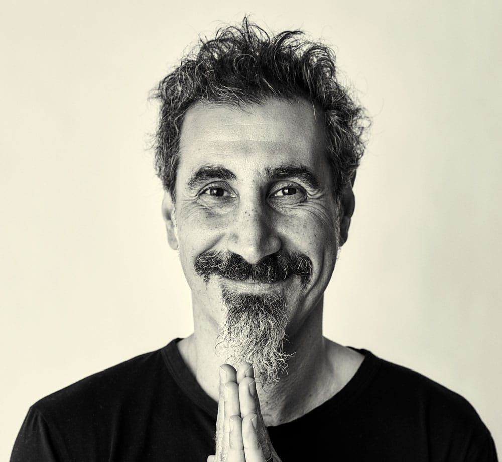 Serj Tankian, de System Of A Down: "En vez del PBI, deberíamos medir la felicidad" - Volvamos en el tiempo. A Serj Tankian le habían llegado amenazas de muerte y el dato de que agentes turcos lo seguían por su activismo. Hoy, el armenio-estadounidense se ríe vía Zoom: "Fue muy estresante. Corrí un montón por el escenario, por si me disparaban. No me quedé quieto en ningún momento". Serj Tankian