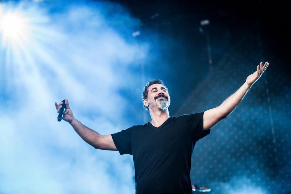 Serj Tankian, de System Of A Down: "En vez del PBI, deberíamos medir la felicidad" - Volvamos en el tiempo. A Serj Tankian le habían llegado amenazas de muerte y el dato de que agentes turcos lo seguían por su activismo. Hoy, el armenio-estadounidense se ríe vía Zoom: "Fue muy estresante. Corrí un montón por el escenario, por si me disparaban. No me quedé quieto en ningún momento". Serj Tankian