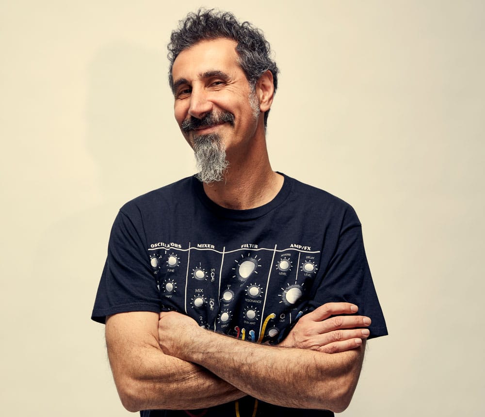Serj Tankian, de System Of A Down: "En vez del PBI, deberíamos medir la felicidad" - Volvamos en el tiempo. A Serj Tankian le habían llegado amenazas de muerte y el dato de que agentes turcos lo seguían por su activismo. Hoy, el armenio-estadounidense se ríe vía Zoom: "Fue muy estresante. Corrí un montón por el escenario, por si me disparaban. No me quedé quieto en ningún momento". Serj Tankian