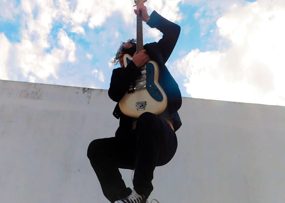 Tano Viamonte: "Un rock de expansión mental" - "Este disco lo hice para intentar acomodar ideas en mi cabeza. Terminar de desprejuiciar la mente con aquella vieja e infantil dicotomía entre el supremo arte y el arte que se hace solo por dinero –afirma Tano Viamonte-. La vida real supone compaginar esos supuestos polos opuestos y esa búsqueda es realmente para ganar libertad creativa y llevar al rock al sitio contracultural y cálido de donde salió porque es ese rock el que más me gusta y el que quiero hacer: un rock de expansión mental, de imaginación, de inclusión y sensibilidad". Tano Viamonte