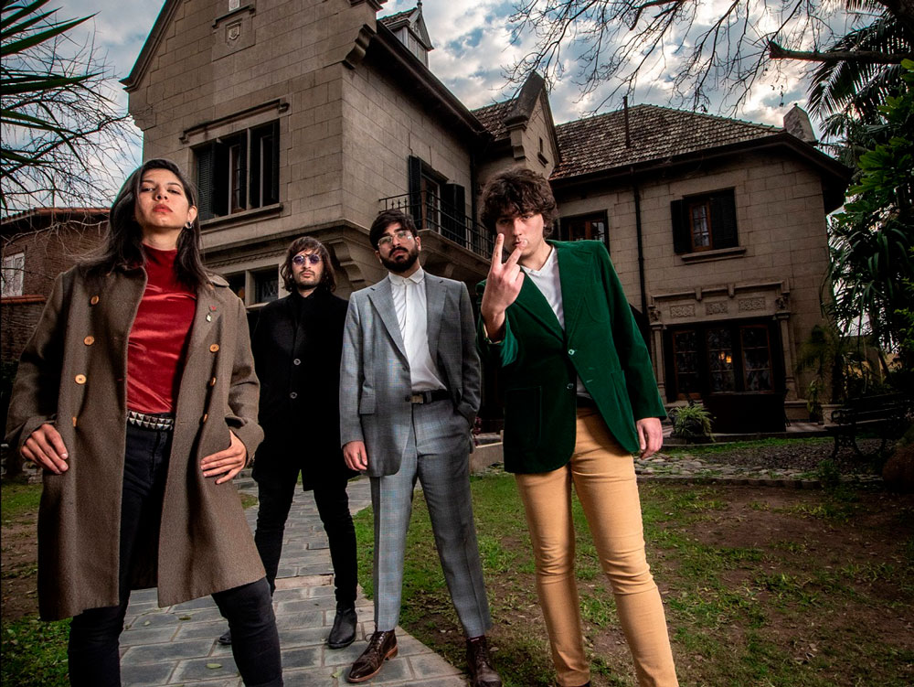 TaxiClan: "Nunca dudamos del sonido que pretendemos generar" - "El disco actúa directamente en base al concepto del rock que más nos gusta escuchar –describe Ramiro Cosentino, voz cantante de TaxiClan-. A través de un sonido sónico, con sus principales raíces en el movimiento del britpop de los 90. El álbum se trata de una manifestación musical inmediata, que llega desde algún lugar para abducir a quien lo escuche". TaxiClan