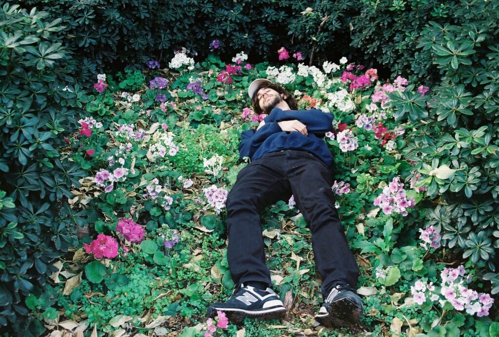 Tirman Kid: "Me resulta más cómodo trabajar de a singles" - "La escribi a principios de 2019 en una nota de voz. Luego me llegó la letra muy naturalmente, no estaba pensando en ninguna experiencia en particular –recuerda Martín Dick, aka Tirman Kid-. Así es mi proceso de escritura: voy buscando palabras que quedan bien entre sí y siento que después pueden salir cosas interesantes. Termino tomando el concepto de la superficialidad pero creo que se puede leer la letra de otras formas también". Tirman Kid