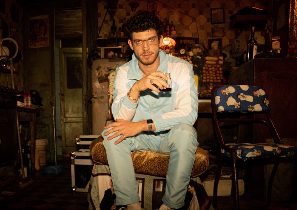 Tomi Lago estrena su debut, el tango "Un guiño" - Pisando sus 30 años, Tomi Lago lleva tiempo cantando en bodegones, bares, centros culturales y milongas. Si bien su gran amor está en la raíz del tango, reconoce que sus gustos e influencias van desde Luis Miguel hasta Patricio Rey y sus Redonditos de Ricota. Actualmente, también se desempeña como productor artístico de la escena under de la ciudad, sobre todo, en Espacio Simona. Tomi Lago