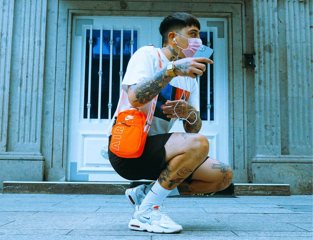 Trey Connelly: "Siempre trato de hablar con la verdad, desde mi alma" - Trey Connelly comenzó a trabajar en "MID", su último EP, durante noviembre del año pasado con la intención de mostrar la composición de dos tracks que habían quedado guardados y que podrían acompañarse de música nueva. De esta manera la propuesta integral despliega estilos variados como el trap, reggaetón y deep house. En el ámbito artístico, las flores son parte de una historia profunda, fundada en la teoría personal de que a todo el mundo le gustan. Trey Connelly