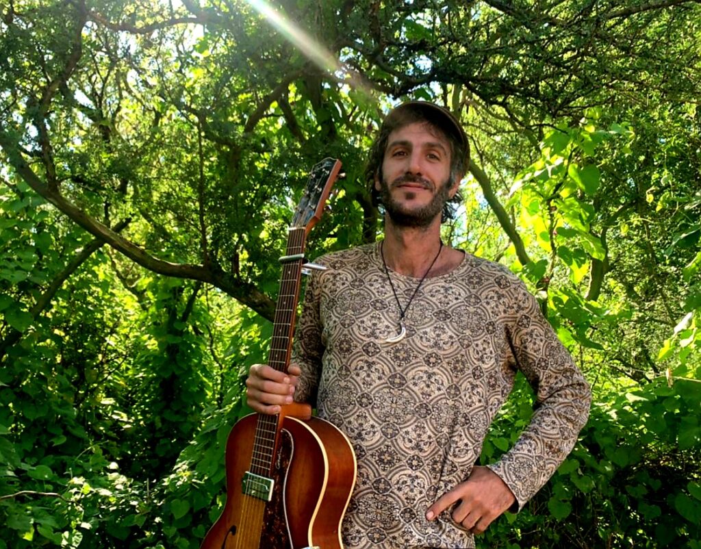 Tuto Petruzzi presenta su nuevo álbum - La autogestión en todo el disco (desde su pre producción, grabación y mezcla) fue una constante, gracias a estudios amigos y una cantidad grande de músicos y músicas que se sumaron con total entrega al proyecto. "33" viene a ser bisagra en la carrera de Tuto Petruzzi en cuanto a su manera de hacer las cosas y llevar a cabo cualquier tipo de proceso o proyecto artístico. Tuto Petruzzi