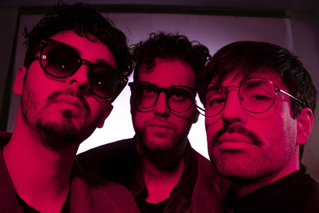 Vicerboy: "Hoy somos más permeables a la experimentación" - "Es la canción que mejor representaba el momento que cada uno de nosotros atravesaba como individuos en un contexto de distanciamiento social, alejados de los shows en vivo y el contacto con la gente –señala Gabriel Chacón, voz y sintetizadores de Vicerboy-. Además, nos alejamos un poco del beat bailable para ir hacia algo más tranquilo e introspectivo, una manera de desacelerar y volvernos más contemplativos con las emociones. La idea fue que saliera como sencillo, sin ánimos de formar parte de un futuro álbum, más bien ser una fotografía del momento". Vicerboy