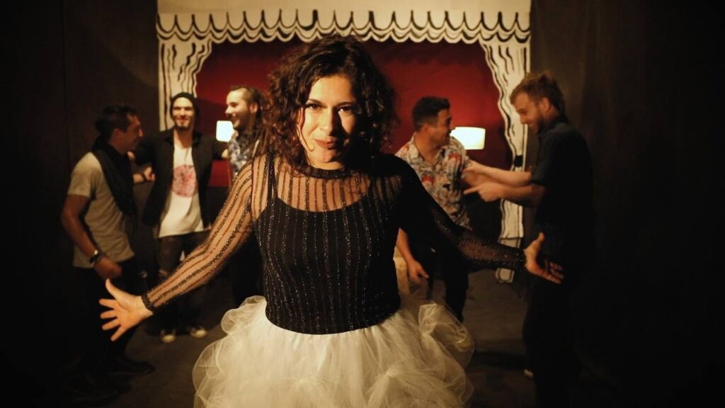 Victorina Sanada: "Aprendimos a confiar más en nuestra creatividad" - "Es una síntesis de nuestra forma de abordar la música y transformarla desde nuestras propias experiencias, ya que en gustos en musicales, todos somos muy distintos –señala la "Tana" Monti, voz cantante del conjunto, sobre el flamante material-. Muchas veces nos han preguntado qué género hace Victorina Sanada y no pudimos dar una respuesta correcta. Sabemos que dentro de la variedad y mezcla musical hay conceptos estructurales e intensidades que hacen que exista una conexión lógica y fluida, nada forzada, natural, algo que tiene sentido e identidad". Victorina Sanada