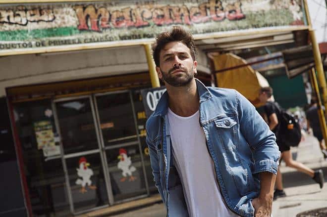 Vietto presenta su segundo single: "Regreso" - Gastón Vietto arrancó su carrera en el año 2007 con su participación en el programa "High School Musical - La selección". Como actor y músico integró el elenco de "Peter Punk" en sus dos temporadas, formando parte de la banda "Rock Bones". Vietto