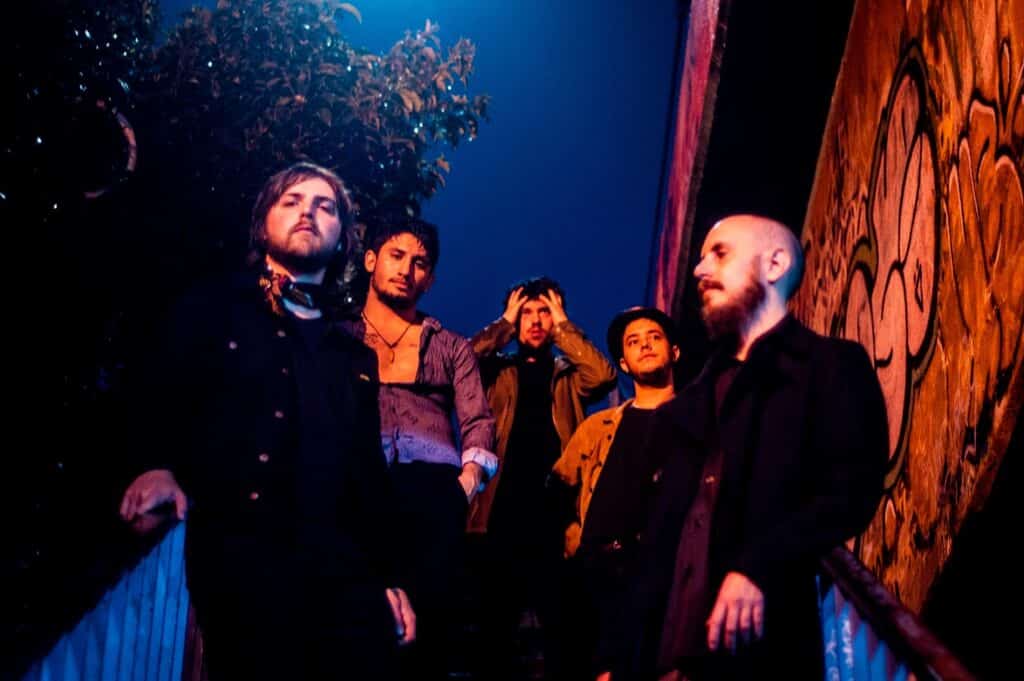 Vulebard: "Intentamos recorrer todos los estados de ánimo del ser humano" - La idea de álbum conceptual es algo que se fue dando de a pequeños pasos, cuando empezamos a notar que una canción con la otra compartía una esencia al escuchar de corrido. Así sucedió con la mayor parte del disco. La industria de la música fluctúa en el tiempo. Hoy nos encontramos en épocas de lo efímero y pasajero, de compartir músicas en formato single, que es algo que también hacemos y de ninguna manera renegamos. Algo hay de que Vulebard es enroscado. También eso nos llevó a hacer algo tan poco convencional a lo que estamos acostumbrados. Intentamos recorrer todos los estados de ánimo del ser humano y brindar un viaje sonoro de comienzo a fin. Vulebard