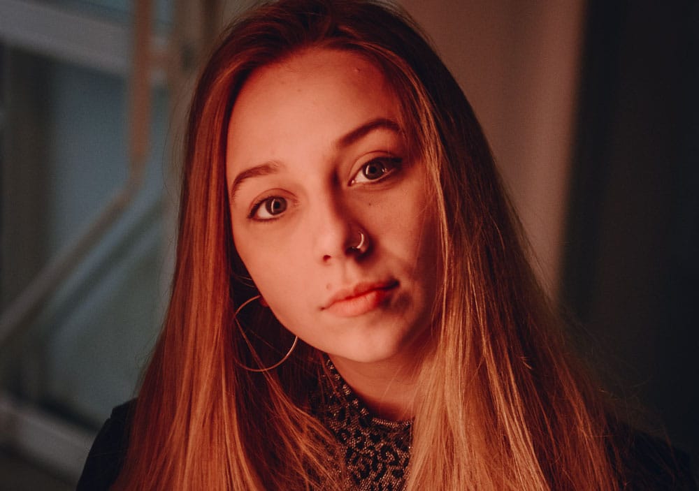 Yana presenta el video de "No me haces falta" - Después sus singles “Una historia más” y “Volver a creer” (en la cual participó el actor Bauti Lena), Yana Carracedo reaparece con un sonido diferente que marca su nuevo estilo. “Summer Nights” es el nombre del single predecesor a "No me haces falta", donde Yana muestra un sonido fresco y moderno. Una canción muy atractiva y un video con un mensaje sobre las decisiones y las libertades individuales. Yana