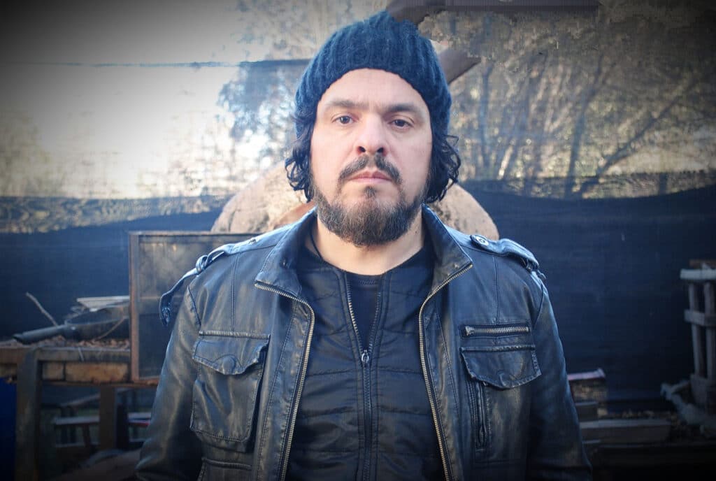 Zoloa: "Sentí la necesidad de alejarme del rock de Bela Lugosi" - “Habían quedado descartadas algunas canciones del álbum ‘Triángulo’ (2020) que no tenían mucho sustento en todo lo que estaba pasando ahí y preferí dejarlas para otro momento –señala Marcelo Zoloa-. Pensaba que hacer un disco donde todas las canciones fueran inéditas, y no hacer versiones como en el anterior, debía ser el desafío. Naturalmente, de las canciones que quedaron, empecé a jugar con otros ritmos. Por ejemplo, arriesgarme a algo electrónico, aunque quedara fuera de contexto. Había que correr riesgos. Es quizás mi visión de la música”. Zoloa