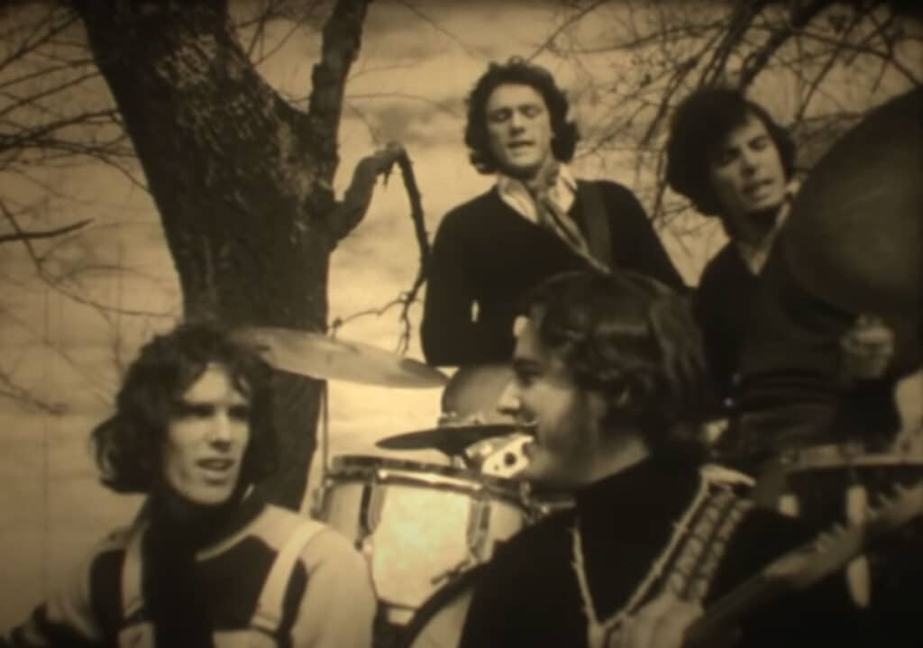 Un corto inédito de Almendra, Nebbia, La Joven Guardia y otros - El crítico Fernando Martín Peña presenta el programa como "una jornada bizarro-musical". Y continúa: "Se llama a 'Todos a la vez', está hecho en 1969 y el título sugiere una inspiración beatle. El material consiste en una serie de canciones, unidas por unas situaciones extrañísimas entre unos villanos que persiguen a los distintos artistas que van cantando. Esto es 'Help', la película... vendría a ser como una especie de de fotocopia bizarra de 'Socorro'. Pero lo interesante es la ensalada que en esas épocas las distribuidoras discográficas solían hacer, porque no discriminaban a un estilo musical de otro. Entonces, ésto que está producido por la RCA, amontona --por eso está bien el título-- gente como Palito Ortega y Donald (que obviamenete tenían un estilo), María Vaner (que en esa época estaba cantando), La Joven Guardia, Litto Nebbia y Almendra, que no tenian nada que ver con los otros". Almendra, en Palermo. Captura de pantalla