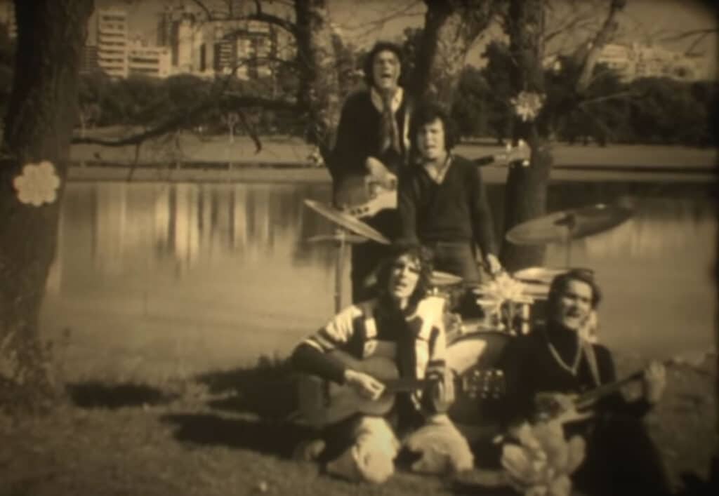 Un corto inédito de Almendra, Nebbia, La Joven Guardia y otros - El crítico Fernando Martín Peña presenta el programa como "una jornada bizarro-musical". Y continúa: "Se llama a 'Todos a la vez', está hecho en 1969 y el título sugiere una inspiración beatle. El material consiste en una serie de canciones, unidas por unas situaciones extrañísimas entre unos villanos que persiguen a los distintos artistas que van cantando. Esto es 'Help', la película... vendría a ser como una especie de de fotocopia bizarra de 'Socorro'. Pero lo interesante es la ensalada que en esas épocas las distribuidoras discográficas solían hacer, porque no discriminaban a un estilo musical de otro. Entonces, ésto que está producido por la RCA, amontona --por eso está bien el título-- gente como Palito Ortega y Donald (que obviamenete tenían un estilo), María Vaner (que en esa época estaba cantando), La Joven Guardia, Litto Nebbia y Almendra, que no tenian nada que ver con los otros". almendra 2